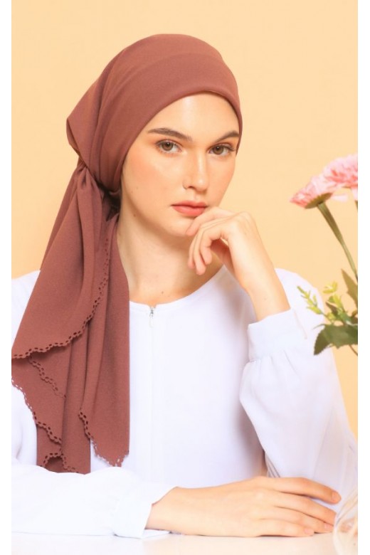Hijab Segi 4 Lasercut Curly Brown